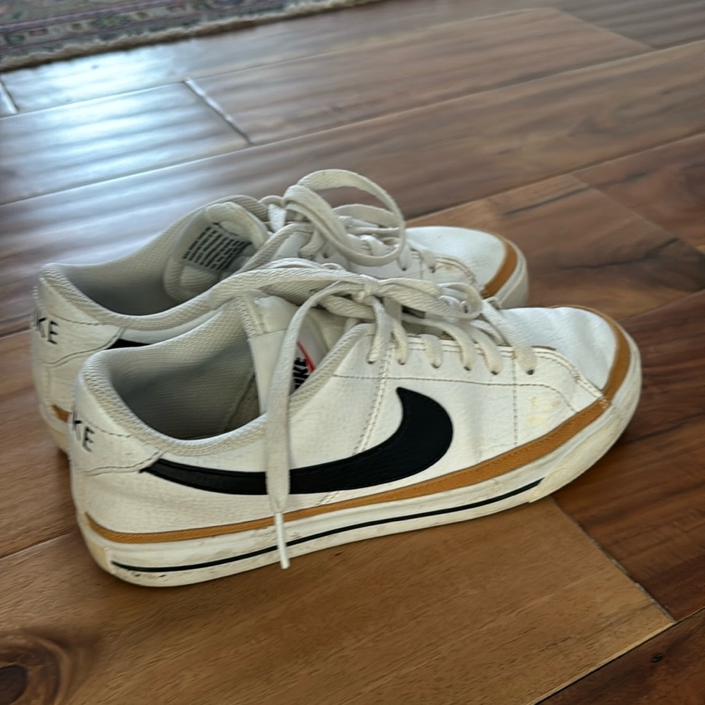 Nike women’s court legacy size 7